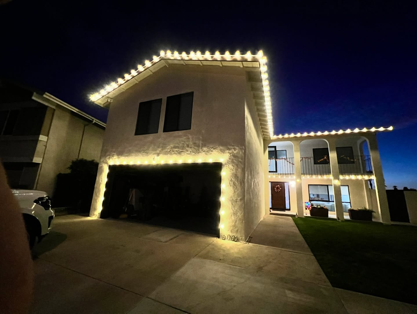 Another roofline lit up for the season 🎄