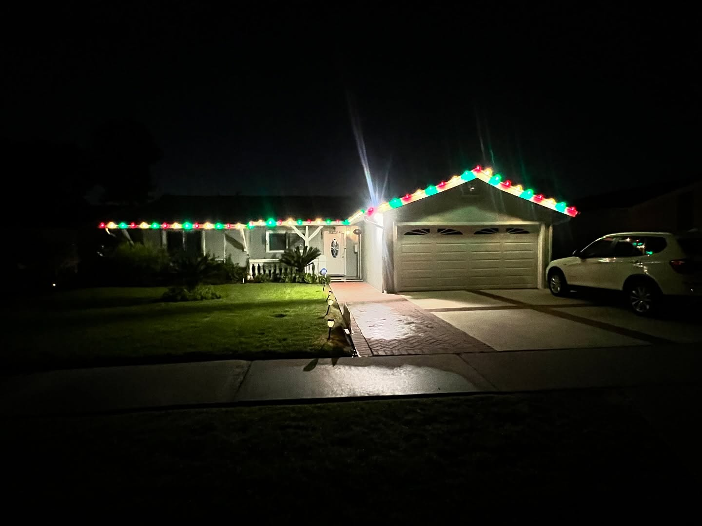 Front-yard glow for the holidays 🌟